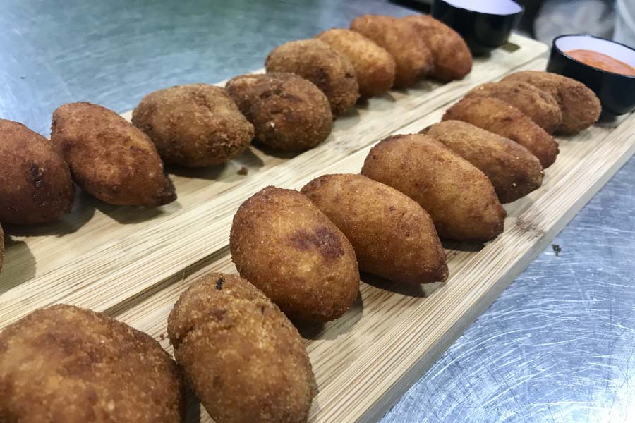 Croquetas de chivo lechal malagueño con reducción de Moscatel