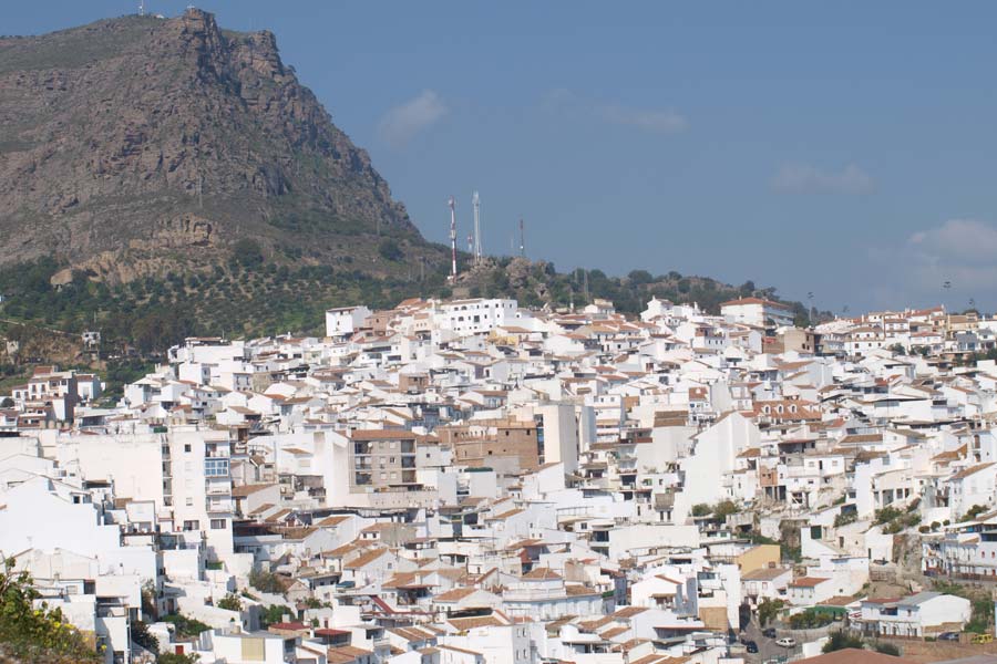 Álora y el Hacho de fondo